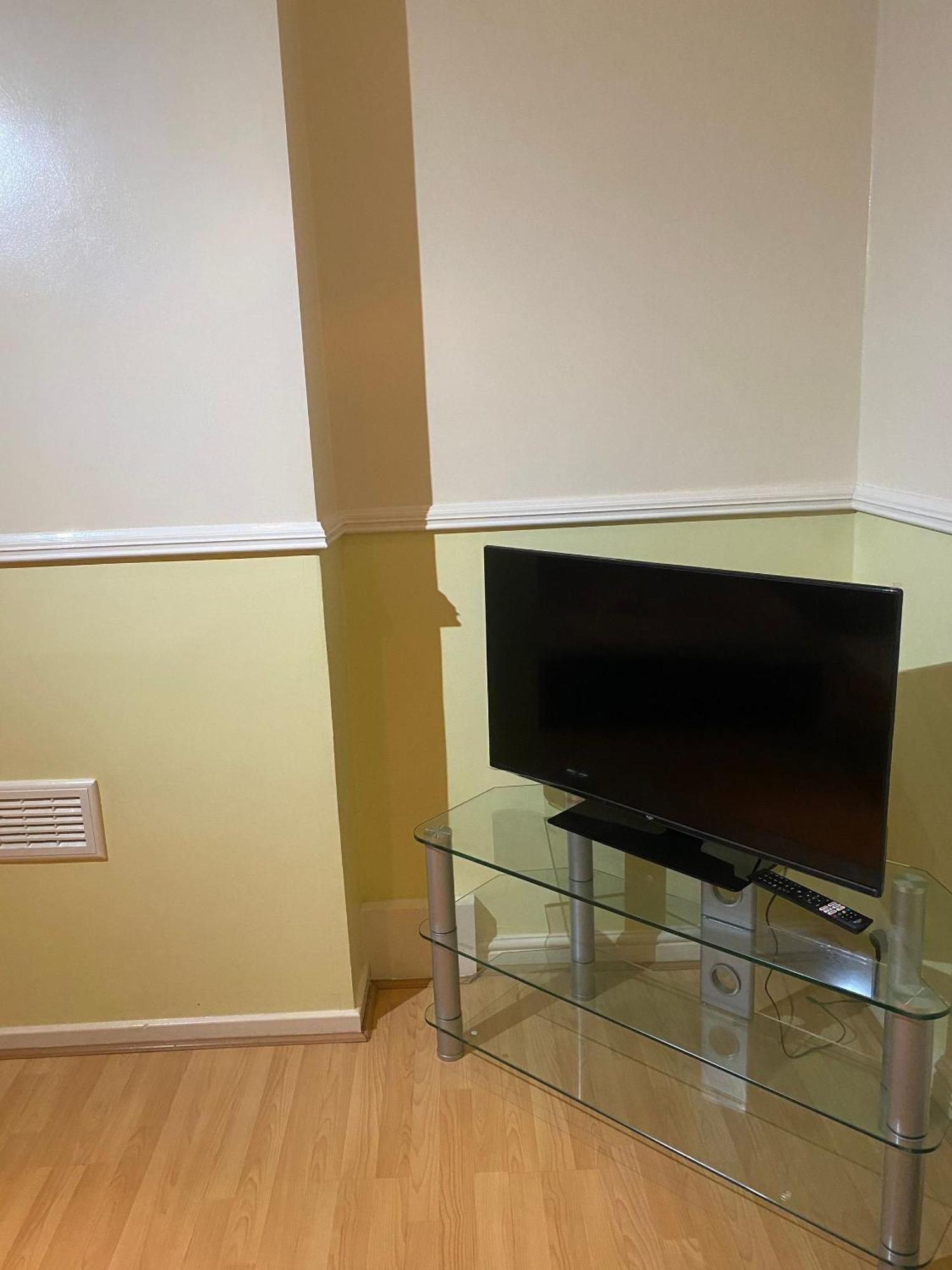 Charming 4-bedroom In East - Perfect Getaway Apartament